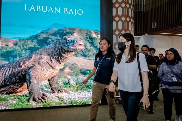 Wamenparekraf Kunjungi Tourist Information Center Bandara Komodo Labuan Bajo