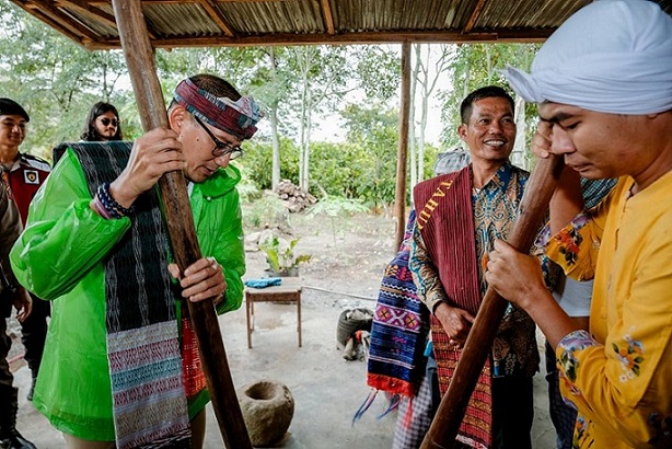 Menparekraf Menumbuk Tipa-Tipa di Desa Wisata Hariara Pohan Samosir