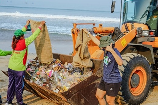 Hard Rock Hotel Bali Bersihkan Pantai dan Kumpulkan 140 KG Sampah